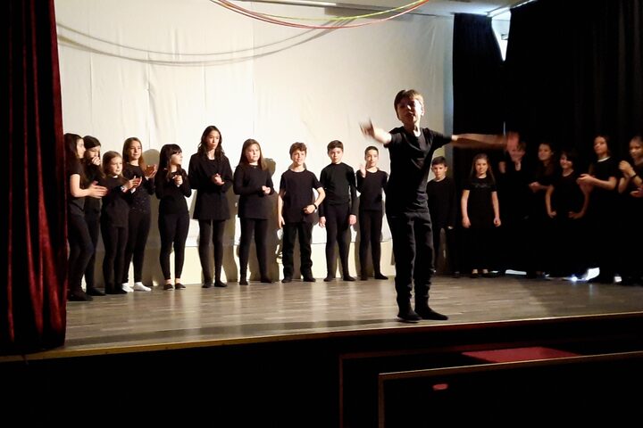 Alunni durante una recita teatrale di fine anno