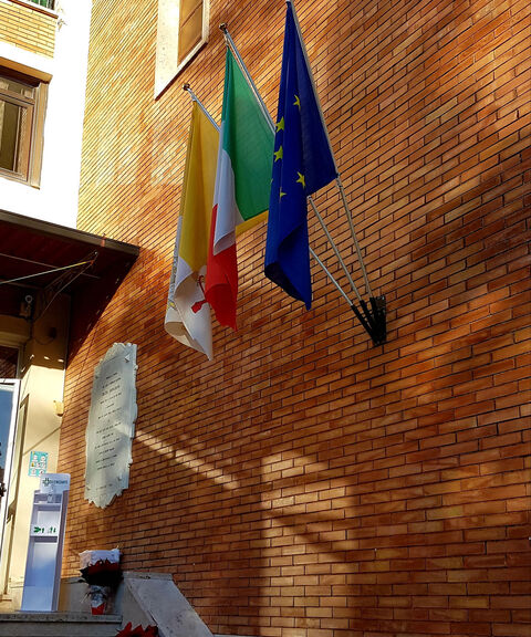 Ingresso della scuola Braschi con le bandiere