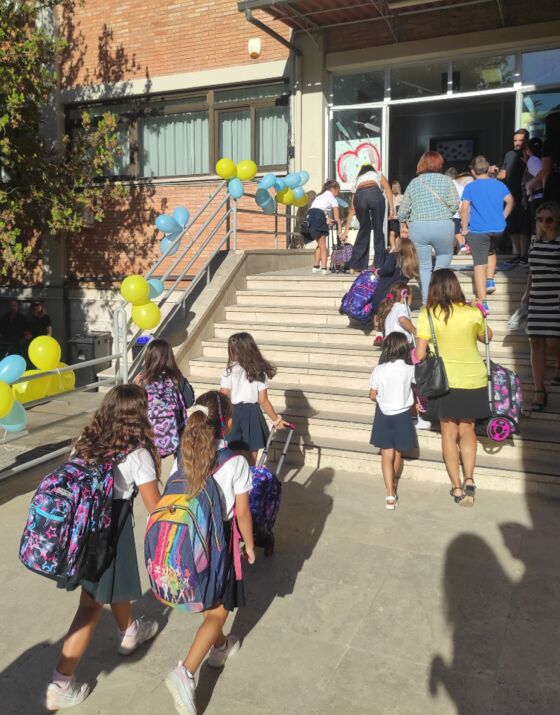 Bambini all'ingresso della scuola Braschi