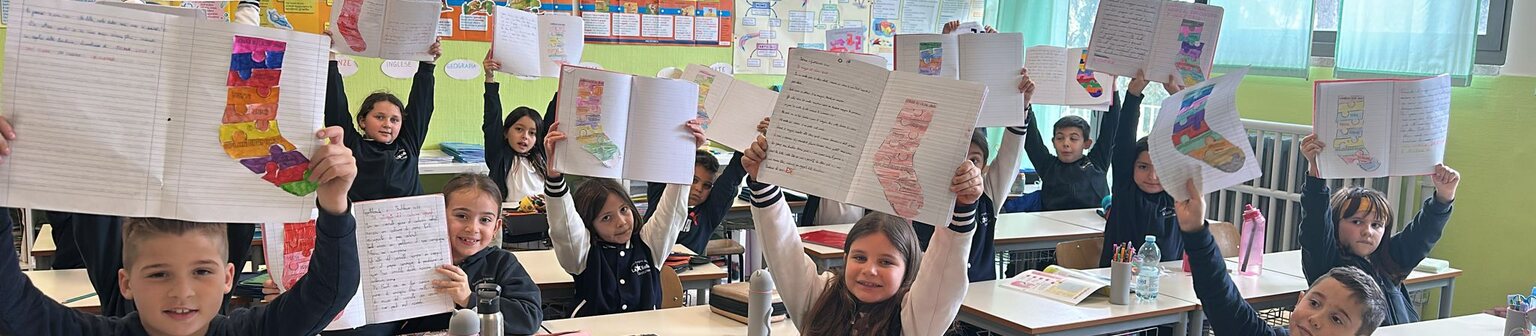 Alunni mostrano i loro lavori in classe