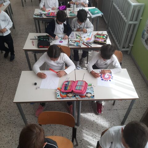 Alunni al lavoro creativo in classe