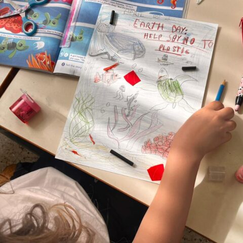 Bambino disegna un cartellone per l'Earth Day