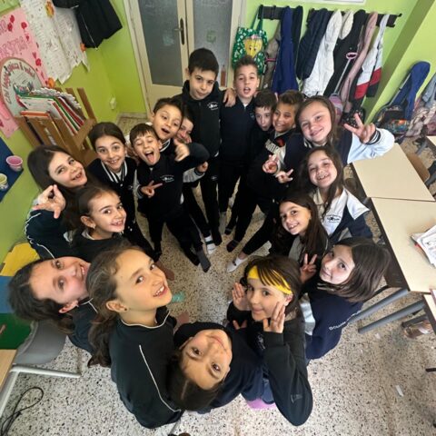 Gruppo di alunni sorridenti in classe