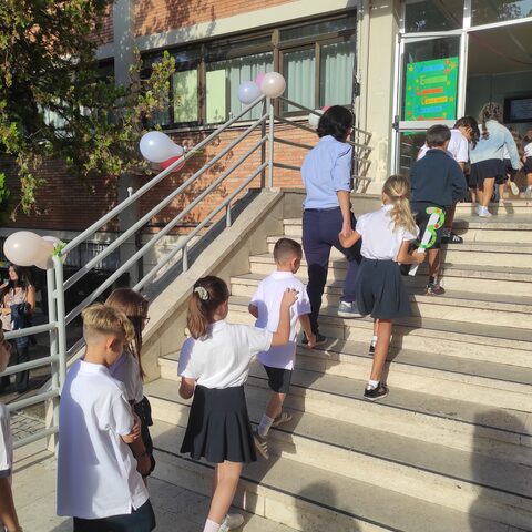Alunni entrano a scuola il primo giorno