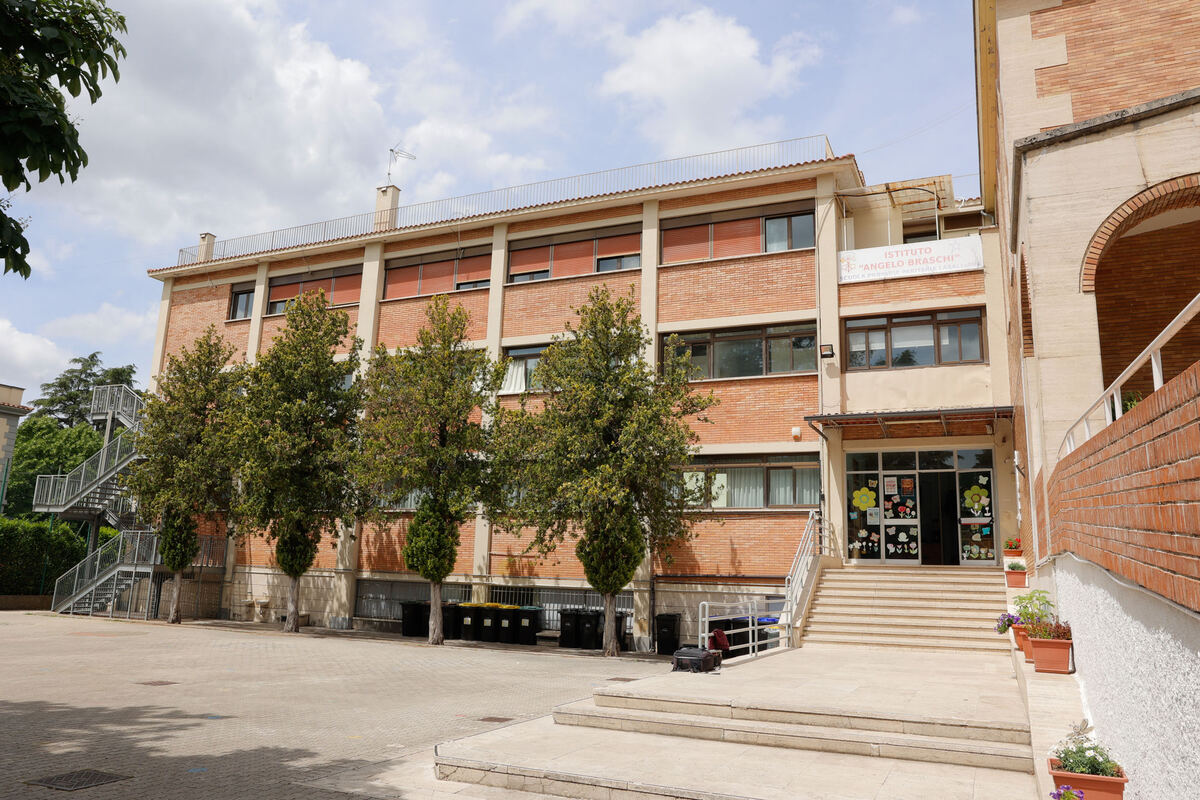 L'ingresso della scuola visto dal cortile, con l'insegna dell'Istituto Angelo Braschi